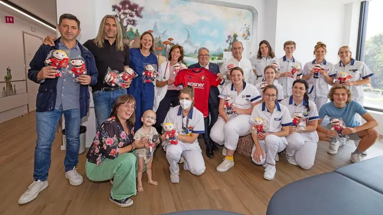 Imagen de los representantes de Osasuna visitando a los ni&ntilde;os hospitalizados en B&eacute;lgica. CEDIDA