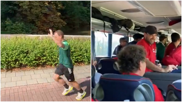 Jagoba Arrasate saluda a unos aficionados en la ciudad belga de Brujas. NAVARRA.COM