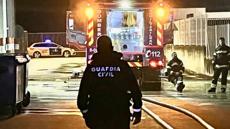Los bomberos y la Guardia Civil en el incendio de una empresa en Orcoyen. GUARDIA CIVIL