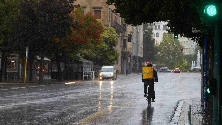Paso de las tormentas asociadas a la DANA (Depresi&oacute;n Aislada en Niveles Altos) que est&aacute; cruzando la pen&iacute;nsula por las calles de Pamplona. I&Ntilde;IGO ALZUGARAY