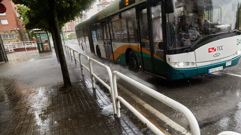 Paso de las tormentas asociadas a la DANA (Depresi&oacute;n Aislada en Niveles Altos) que est&aacute; cruzando la pen&iacute;nsula por las calles de Pamplona. I&Ntilde;IGO ALZUGARAY