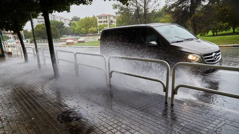 Paso de las tormentas asociadas a la DANA (Depresi&oacute;n Aislada en Niveles Altos) que est&aacute; cruzando la pen&iacute;nsula por las calles de Pamplona. I&Ntilde;IGO ALZUGARAY