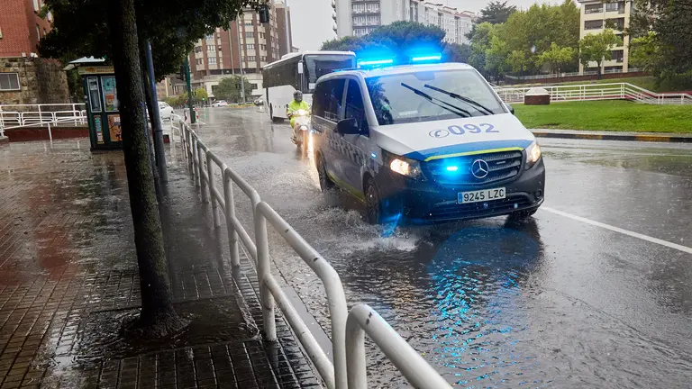 Paso de las tormentas asociadas a la DANA (Depresión Aislada en Niveles Altos) que está cruzando la península por las calles de Pamplona. IÑIGO ALZUGARAY