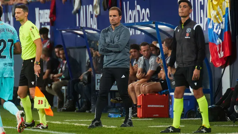 Jagoba Arrasate (entrenador CA Osasuna) durante el partido de La Liga EA Sports entre CA Osasuna y FC Barcelona disputado en el estadio de El Sadar en Pamplona. I&Ntilde;IGO ALZUGARAY