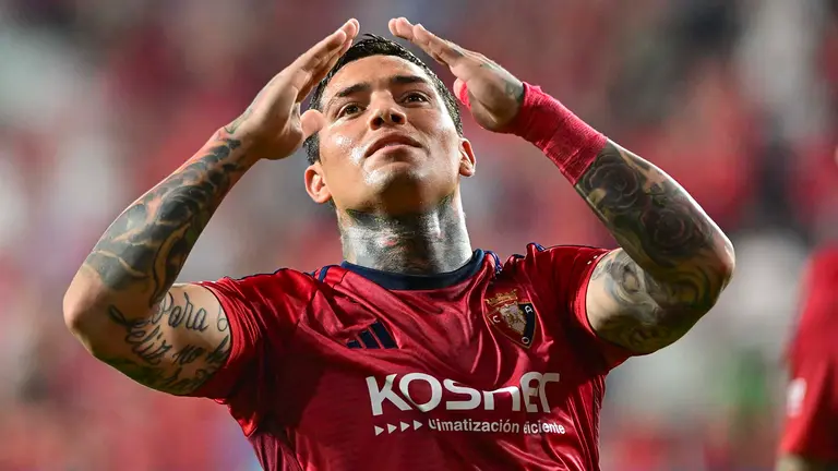 PAMPLONA, 03/09/2023.- El delantero argentino de Osasuna, Chimy &Aacute;vila, celebra el primer gol del equipo navarro durante el encuentro correspondiente a la cuarta jornada de primera divisi&oacute;n que disputan hoy domingo frente al FC Barcelona en el estadio de El Sadar, en Pamplona. EFE / I&ntilde;aki Porto.

