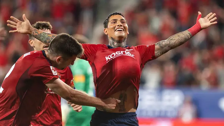 PAMPLONA, 03/09/2023.- El delantero argentino de Osasuna, Chimy &Aacute;vila, celebra el primer gol del equipo navarro durante el encuentro correspondiente a la cuarta jornada de primera divisi&oacute;n que disputan hoy domingo frente al FC Barcelona en el estadio de El Sadar, en Pamplona. EFE / I&ntilde;aki Porto.
