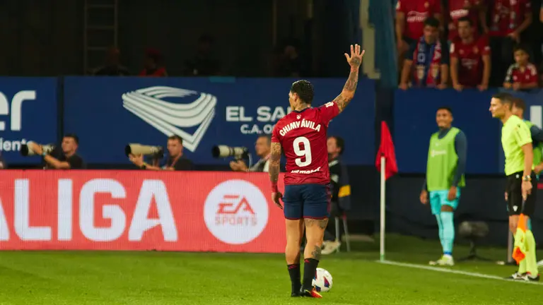 Chimy Avila (9. CA Osasuna) durante el partido de La Liga EA Sports entre CA Osasuna y FC Barcelona disputado en el estadio de El Sadar en Pamplona. I&Ntilde;IGO ALZUGARAY