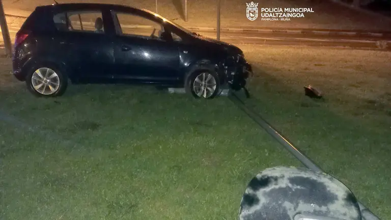 El veh&iacute;culo atraves&oacute; la acera y el jard&iacute;n y se empotr&oacute; contra una farola. POLIC&Iacute;A MUNICIPAL DE PAMPLONA