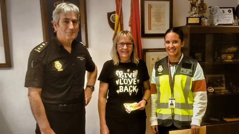 Imagen de la entrega del dinero a la vecina que se lo encontr&oacute; hace dos a&ntilde;os en un cajero. POLIC&Iacute;A NACIONAL