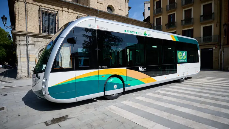 Presentaci&oacute;n del nuevo autob&uacute;s 100% el&eacute;ctrico que se integrar&aacute; en los pr&oacute;ximos d&iacute;as a la flota del Transporte Urbano Comarcal en la linea 3. PABLO LASAOSA