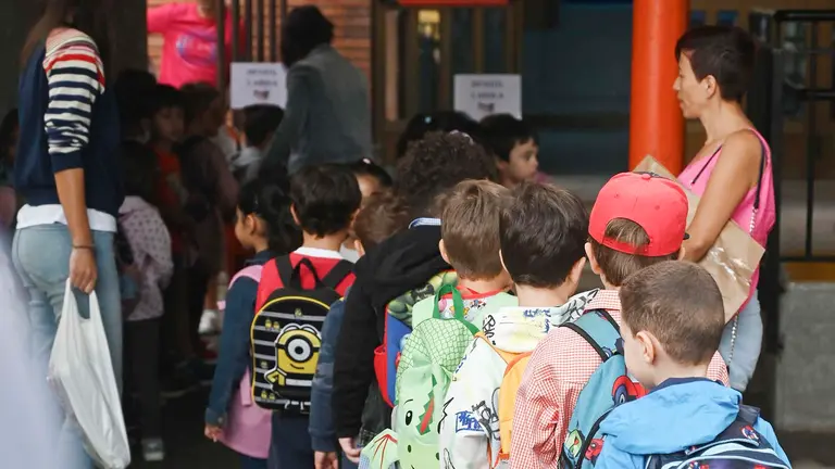 Imagen de archivo de ni&ntilde;os en el primer d&iacute;a de la vuelta al colegio. EFE/J. Casares