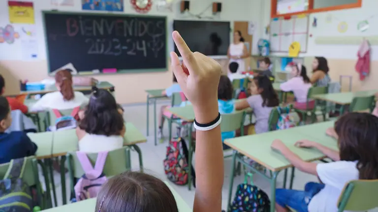 Imagen de archivo de ni&ntilde;os en el primer d&iacute;a de la vuelta al colegio.
 EFE/ R. Garc&iacute;a