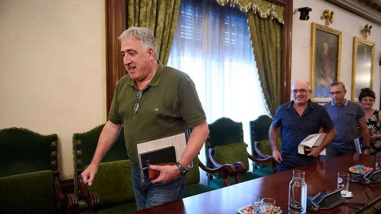 Joseba Asir&oacute;n junto a Joxe Abaurrea minutos antes de comenzar el pleno del Ayuntamiento de Pamplona. PABLO LASAOSA 