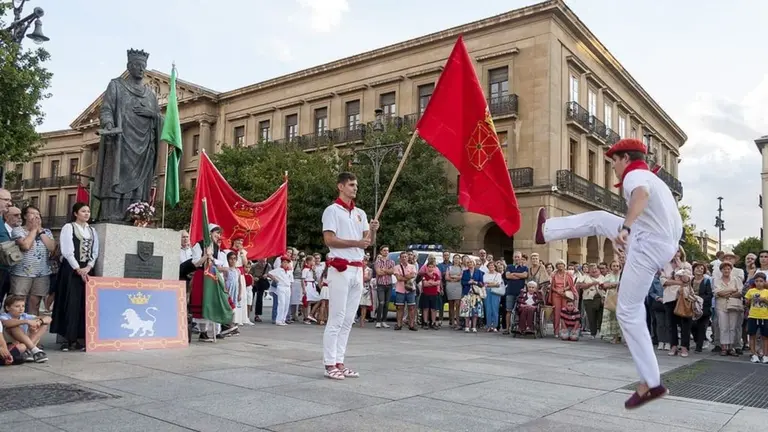 Imagen de archivo de la Pe&ntilde;a Mutilzarra celebrando el Privilegio de la Uni&oacute;n frente a la estatua de Carlos III. CEDIDA / ARCHIVO
