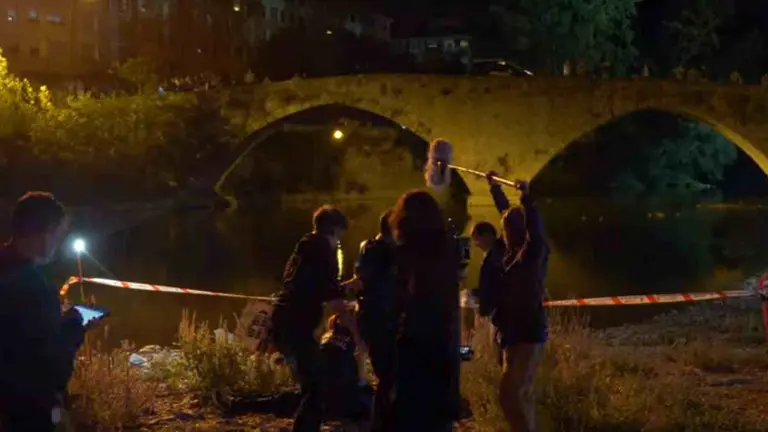 Rodaje de una secuencia de la pel&iacute;cula Verano en Rojo protagonizada por Jos&eacute; Coronado y Marta Nieto junto al puente de San Pedro en Pamplona.