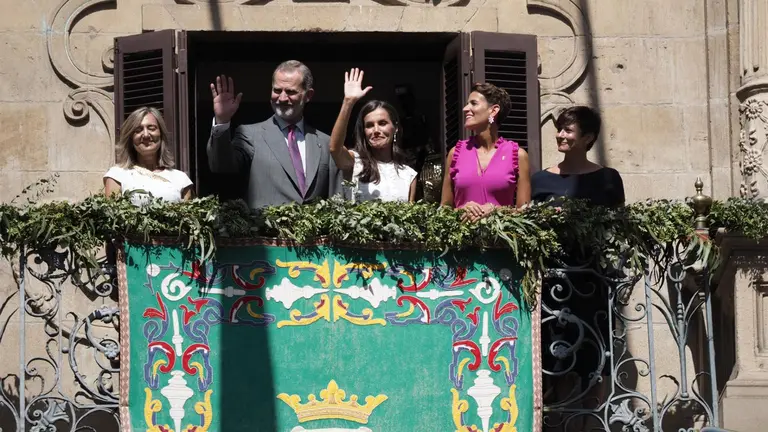 Los Reyes Don Felipe y Do&ntilde;a Letizia, en el balc&oacute;n de la Casa Consistorial de Pamplona junto a la alcaldesa, Cristina Ibarrola (i), la presidenta de Navarra, Mar&iacute;a Chivite (2d)) y la minsitra en funciones de Pol&iacute;tica Territorial, Isabel Rodr&iacute;guez. - EDUARDO SANZ-EUROPA PRESS