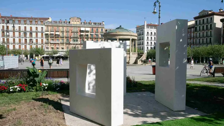 &lsquo;1423&rsquo;, obra escult&oacute;rica de Borja Barraj&oacute;n, que simboliza en la Plaza del Castillo el Privilegio de la Uni&oacute;n. AYUNTAMIENTO DE PAMPLONA