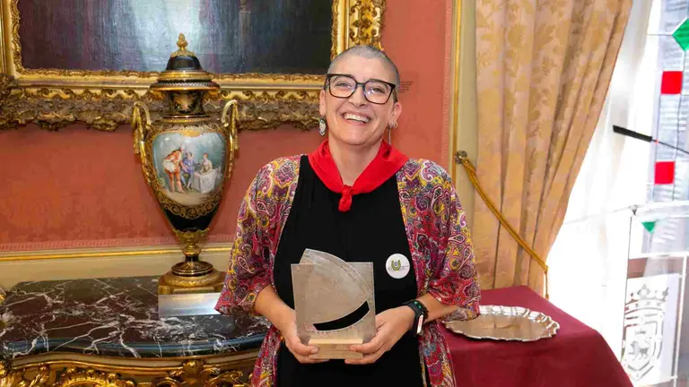 Cristina Serantes, coordinadora del Pacto por la Persona Mayor de San Juan recibe el Pa&ntilde;uelo de Pamplona por su concepci&oacute;n novedosa y comunitaria de los cuidados. AYUNTAMIENTO DE PAMPLONA