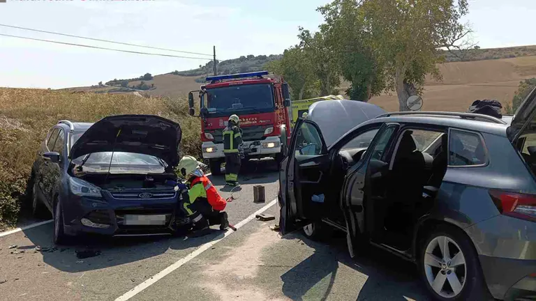 Un agente de Bomberos inspecciona la parte delantera de uno de los veh&iacute;culos siniestrados. BOMBEROS DE NAVARRA