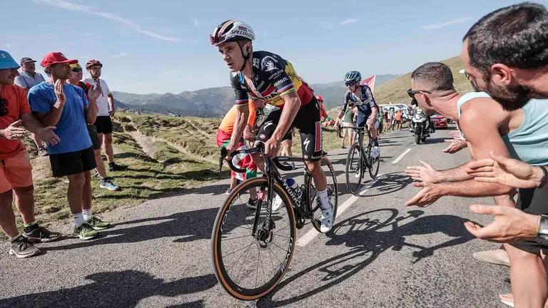 El belga Remco Evenepoel (Soudal Quick Step), seguido por Romain Bardet, en cabeza durante la decimocuarta etapa de la Vuelta a Espa&ntilde;a disputada entre Sauveterre-De-B&eacute;arn y Larra-Belagua, de 156,2 km. Evenepoel, sin opciones en la general tras perder 27 minutos en la etapa de la v&iacute;spera en el Tourmalet, gan&oacute; el pulso al franc&eacute;s Romain Bardet, con quien comparti&oacute; la escapada definitiva de la jornada. EFE/ Manuel Bruque