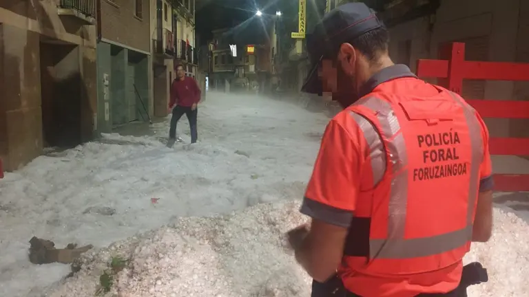 Intensa granizada tras las tormentas del s&aacute;bado al domingo en Fitero, Corella y Cintru&eacute;nigo. POLIC&Iacute;A FORAL