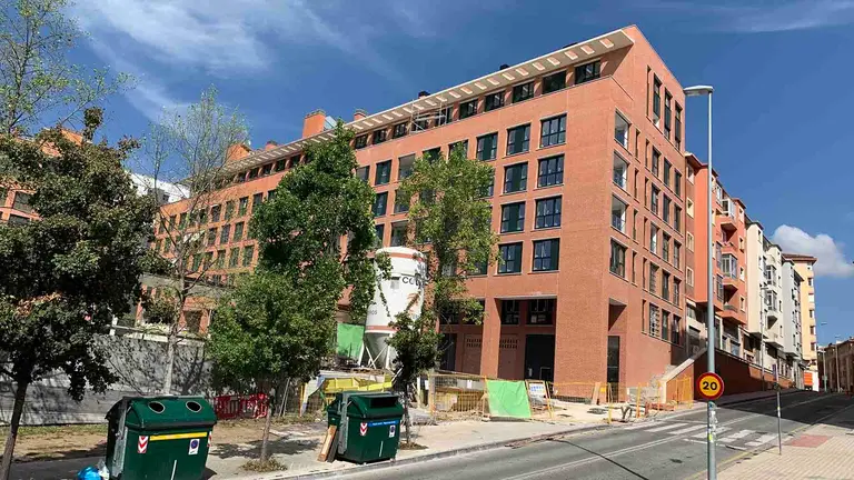 Edificio de la Plaza Felisa Mun&aacute;rriz que hace esquina con la calle Sang&uuml;esa en Pamplona. Navarra.com