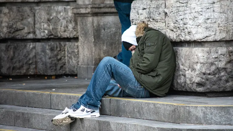 Imagen de archivo de un joven en la calle. ARCHIVO