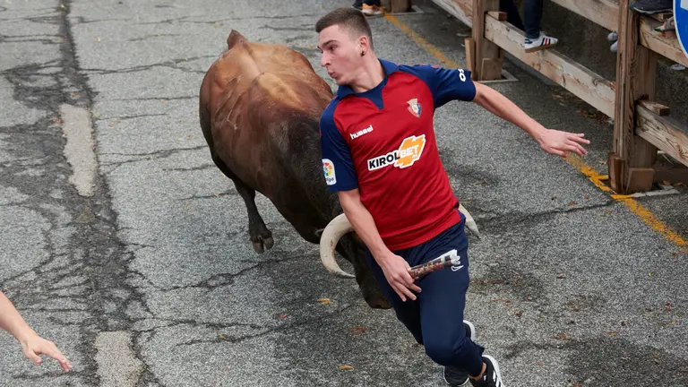 Primer encierro de las fiestas de Sang&uuml;esa 2023 con toros de Aldeanueva. IRANZU LARRASOA&Ntilde;A