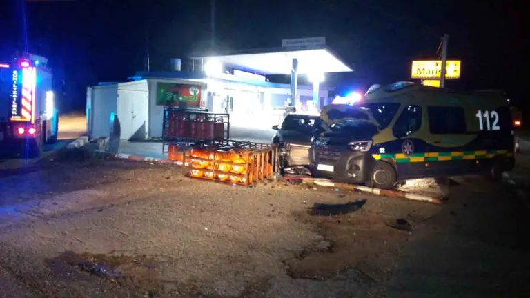 La ambulancia, el coche y las bombonas de butano en la estaci&oacute;n de servicio de Ler&iacute;n. BOMBEROS DE NAVARRA