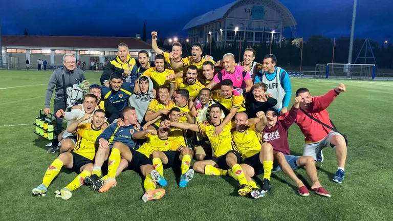 Los jugadores del CD Zirauki celebran el pase a la eliminatoria previa de la Copa del Rey. Futnavarra.es
