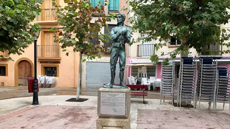 Monumento al militar y guerrillero 'Chapalangarra' en la plaza de Lodosa que lleva su nombre. Navarra.com