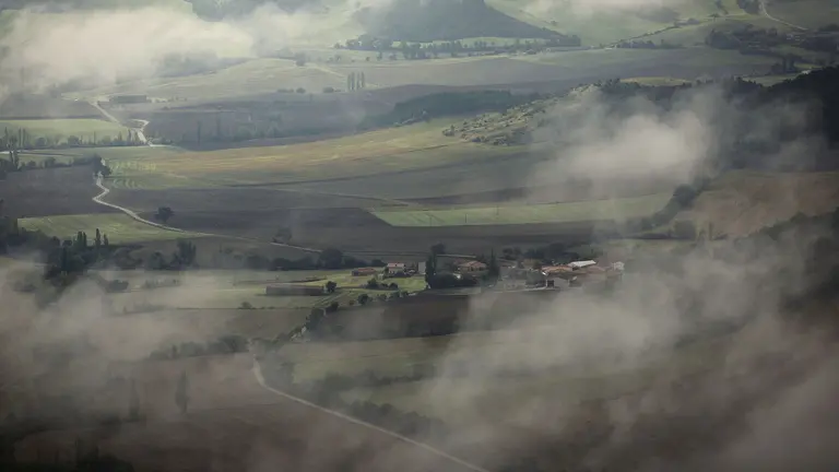 Las brumas y bancos de niebla han sido los protagonistas este jueves en la mitad norte de Navarra que ir&aacute;n en disminuci&oacute;n a lo largo del d&iacute;a y las temperaturas subir&aacute;n, de forma m&aacute;s notable las m&aacute;ximas, en el norte de la comunidad. EFE/ Villar L&oacute;pez