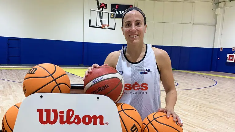 La base navarra Mar&iacute;a Asurmendi en un entrenamiento con el FNB Ardoi. Navarra.com