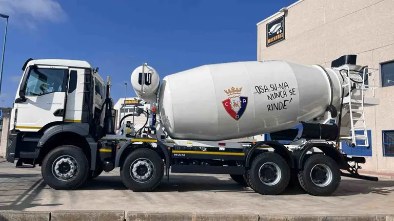La hormigonera rotulada con el escudo de Osasuna y el lema "Osasuna nunca se rinde". CEDIDA