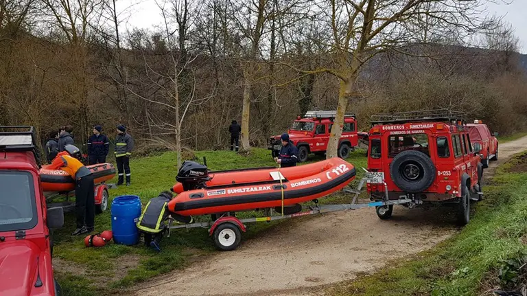 Un equipo del grupo de rescate actu&aacute;tico reanuda la b&uacute;squeda del hombre desaparecido en el Ebro a su paso por Lodosa tras caer con el coche al r&iacute;o BOMBEROS DE NAVARRA