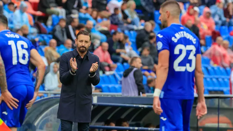 Los entrenador del Getafe Jos&eacute; Bordal&aacute;s, este domingo durante el partido de la jornada 5 de LaLiga EA Sports contra Osasuna, en el Coliseum Alfonso P&eacute;rez de Getafe.-EFE/ Fernando Alvarado