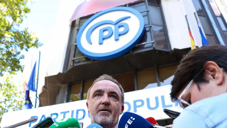 El presidente de UPN, Javier Esparza, ofrece declaraciones tras su reuni&oacute;n con Feij&oacute;o, en la sede del PP, a 13 de septiembre de 2023, en Madrid (Espa&ntilde;a). La reuni&oacute;n ha tenido lugar en el marco de la ronda de contactos que est&aacute; manteniendo Feij&oacute;o de cara a su debate de investidura, previsto para los pr&oacute;ximos d&iacute;as 26 y 27 de septiembre en el Congreso de los Diputados. Esta cita con Esparza tiene lugar tras los encuentros que el l&iacute;der del PP ya ha mantenido con el presidente del Gobierno en funciones, Pedro S&aacute;nchez, el l&iacute;der de Vox, Santiago Abascal, y el presidente de Canarias y Coalici&oacute;n Canaria, Fernando Clavijo.
13 SEPTIEMBRE 2023;UNION DEL PUEBLO NAVARRO;INVESTIDURA;FEIJ&Oacute;O;PP;PARTIDO POPULAR;UPN;REUNI&Oacute;N
Marta Fern&aacute;ndez / Europa Press
13/9/2023