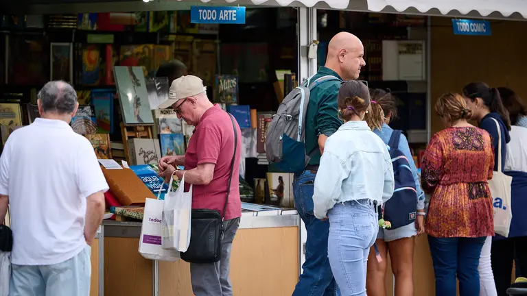 Feria del libro antiguo en la Plaza del Castillo de Pamplona. PABLO LASAOSA