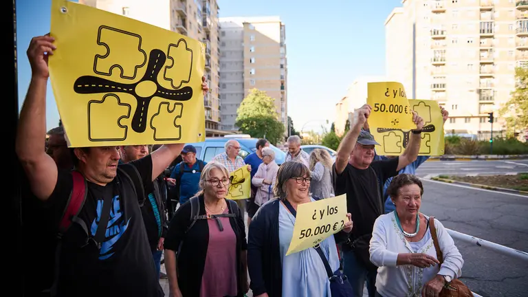 La comisi&oacute;n de Presidencia del Ayuntamiento de Pamplona visita los nuevos pasos de peatones construidos en la rotonda de San Jorge. PABLO LASAOSA