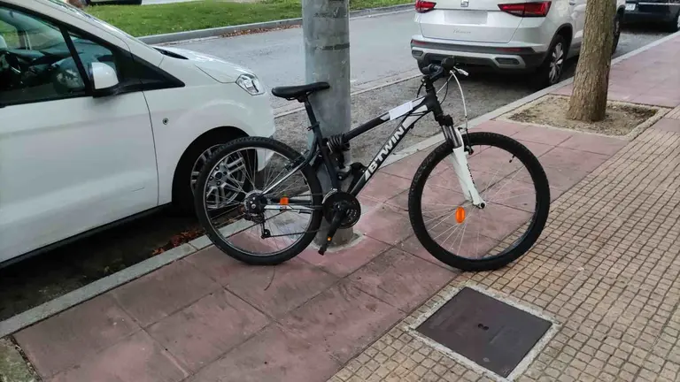 Una bicicleta candada a una farola. NAVARRA.COM