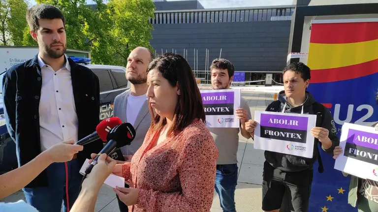 I-D, Carlos Guzm&aacute;n, parlamentario de Contigo-Zurekin, &Iacute;&ntilde;igo Mart&iacute;nez, responsable de Relaciones Internacionales para Europa de Izquierda Unida y parlamentario vasco, y Ane S&aacute;nchez, de Contigo-Zurekin, rechazan la reuni&oacute;n de Frontex en Pamplona. - EUROPA PRESS