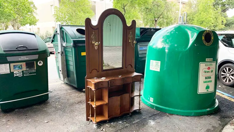 Un mueble abandonado junto a unos contenedores en el barrio de Iturrama en Pamplona. Navarra.com