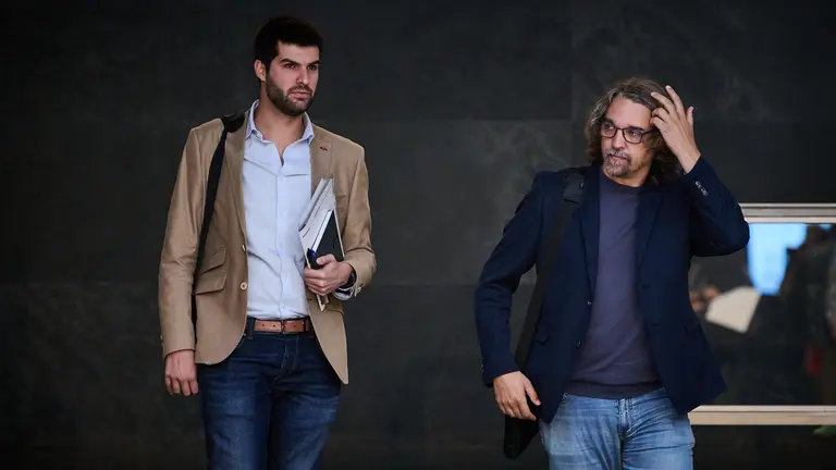 Los parlamentarios de Contigo Navarra, Carlos Guzm&aacute;n y Daniel L&oacute;pez, minutos antes de comenzar el primer pleno de la legislatura. PABLO LASAOSA