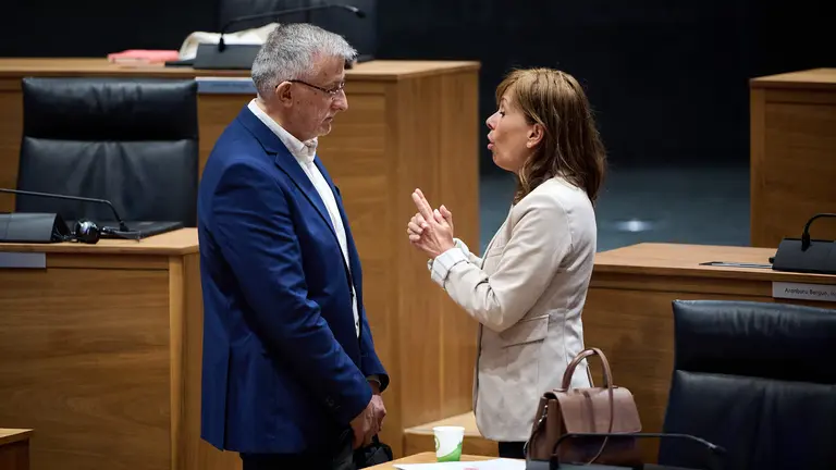 Uxue Barkos habla con el consejero F&eacute;lix Taberna minutos antes de comenzar el primer pleno de la legislatura. PABLO LASAOSA