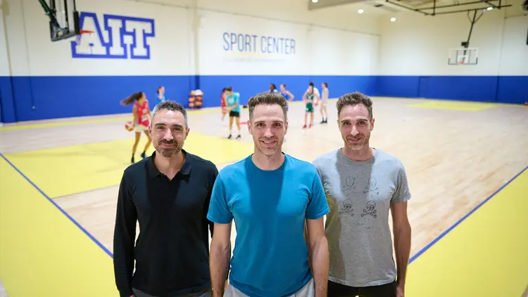 Alex, Pope y Txemi Urtasun, de AIT Sport Center, en el pabell&oacute;n deportivo Torres de Elorz. PABLO LASAOSA