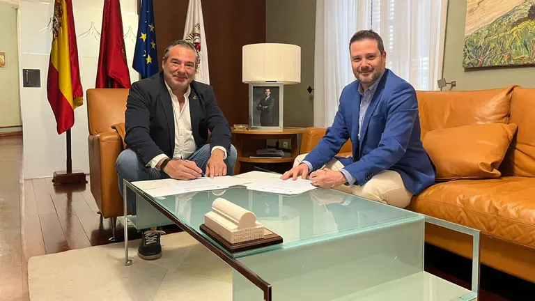 El presidente de la Comunidad de Bardenas Reales, D. Jose M&ordf; Agramonte y el presidente de Consorcio EDER, D. Alejandro Toquero durante la firma del convenio. CEDIDA