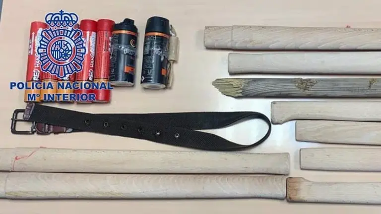Material incautado a los detenidos e identificados tras los enfrentamientos entre aficionados del Sevilla y Osasuna. - POLIC&Iacute;A NACIONAL