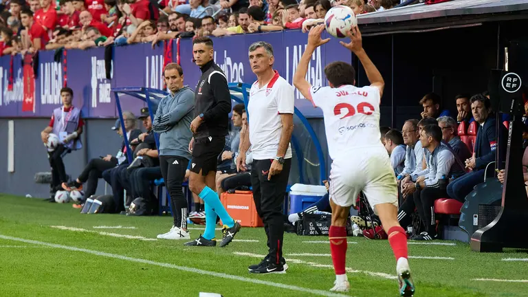 Jagoba Arrasate (entrenador CA Osasuna), Jos&eacute; Luis Mendilibar (entrenador Sevilla FC) y Juanlu S&aacute;nchez (26. Sevilla FC) durante el partido de La Liga EA Sports entre CA Osasuna y Sevilla FC disputado en el estadio de El Sadar en Pamplona. I&Ntilde;IGO ALZUGARAY