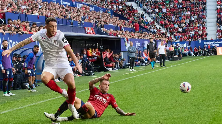 Lucas Ocampos (5. Sevilla FC) y Rub&eacute;n Pe&ntilde;a (15. CA Osasuna) durante el partido de La Liga EA Sports entre CA Osasuna y Sevilla FC disputado en el estadio de El Sadar en Pamplona. I&Ntilde;IGO ALZUGARAY
