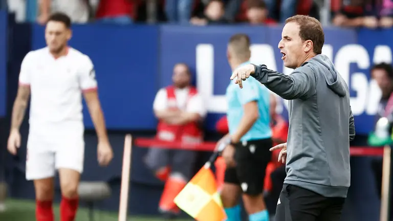 Jagoba Arrasate habla con sus jugadores en el partido Osasuna - Sevilla en El Sadar. EFE/ Jesus Diges